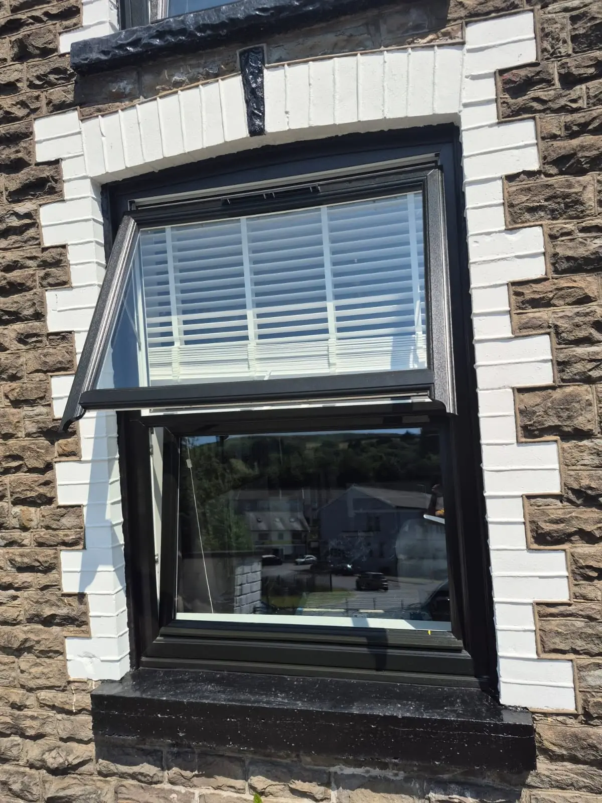 Anthracite window on a Falcon installation